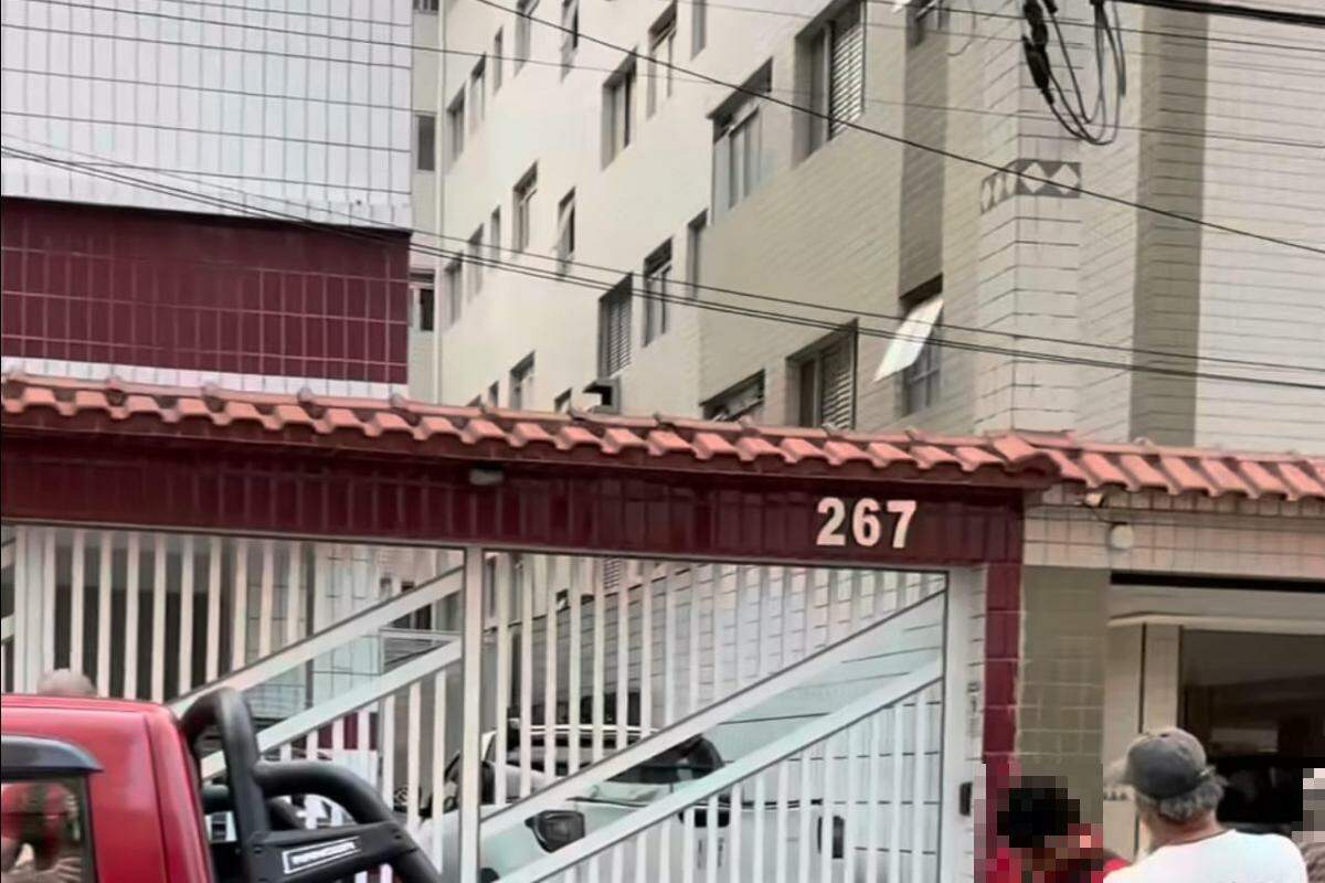 Os bombeiros encontraram a adolescente de 16 anos consciente, mas com quadro de inalação de fumaça em Praia Grande