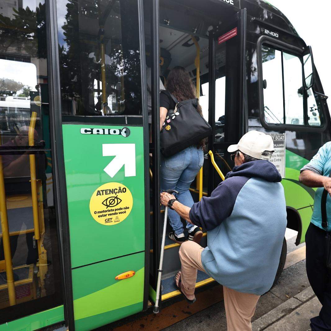 Catorze veículos foram entregues em Santos, no dia 21, para as linhas 61, 100, 118 e 181