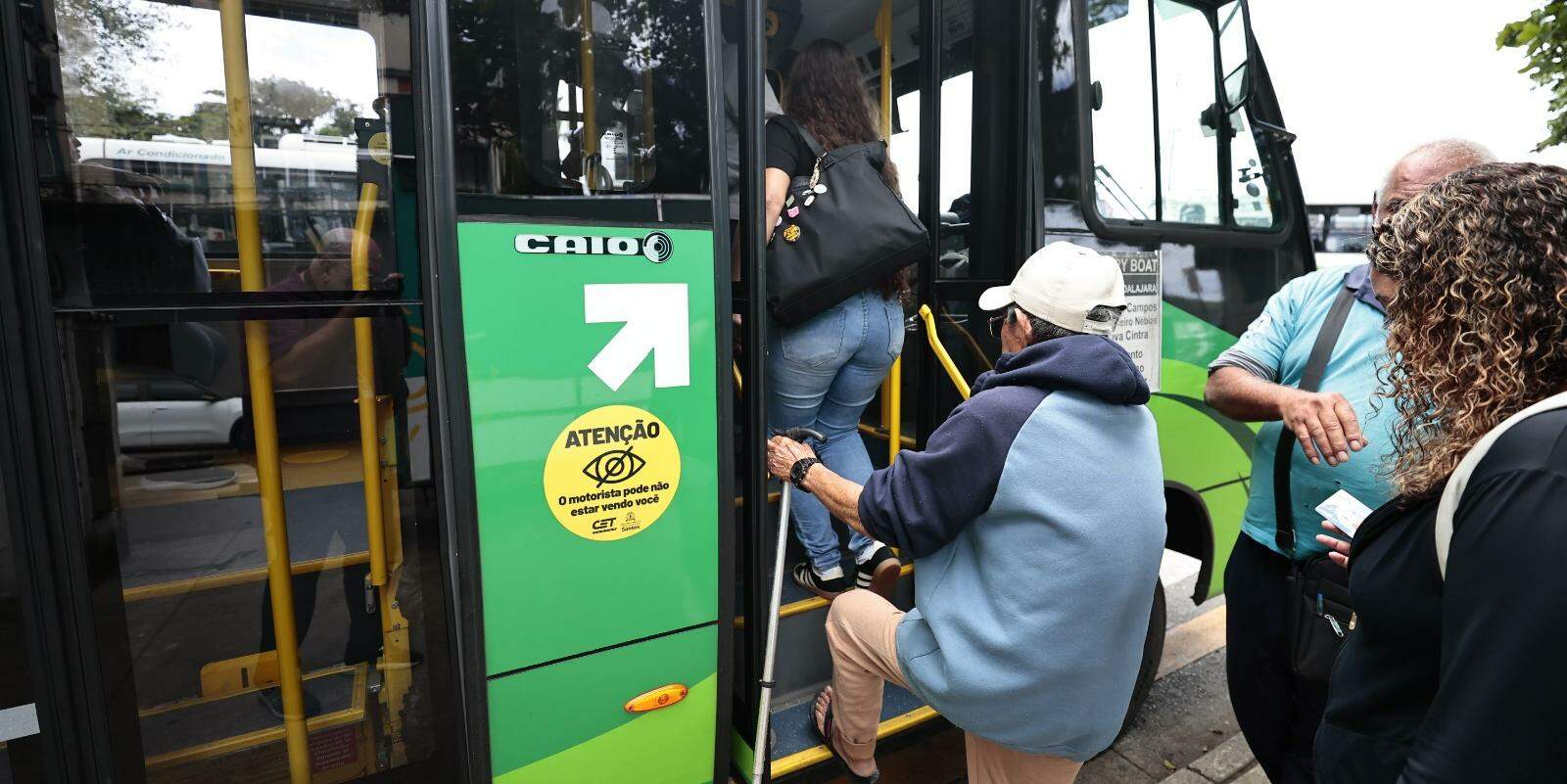 Catorze veículos foram entregues em Santos, no dia 21, para as linhas 61, 100, 118 e 181