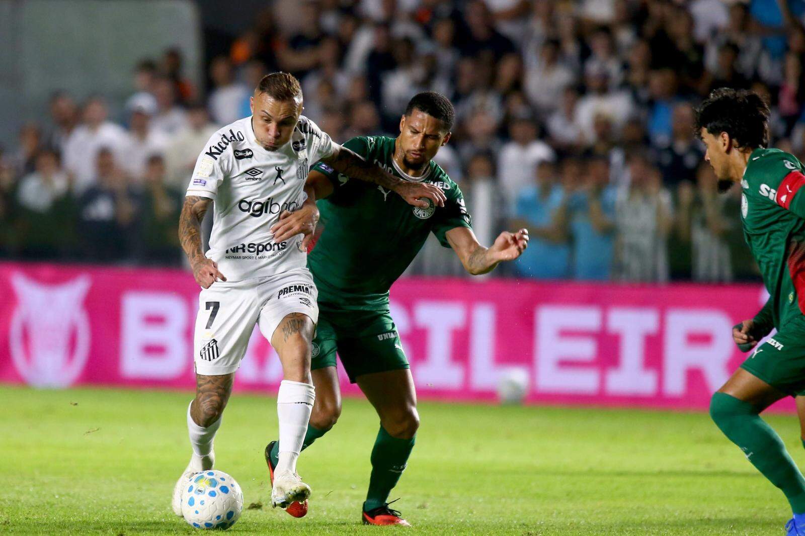 O Santos permanece na oitava posição do Brasileirão, com 47 pontos, cinco pontos abaixo da quinta colocação, que garante vaga na fase preliminar da Libertadores
