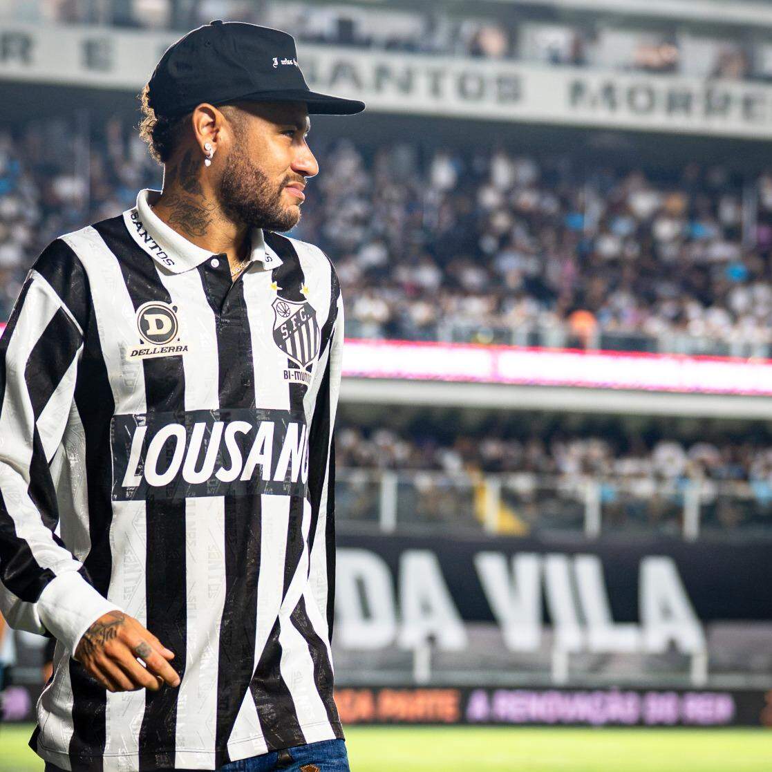 Suspenso, Neymar deu apoio aos companheiros e viu o clássico em um camarote na Vila Belmiro