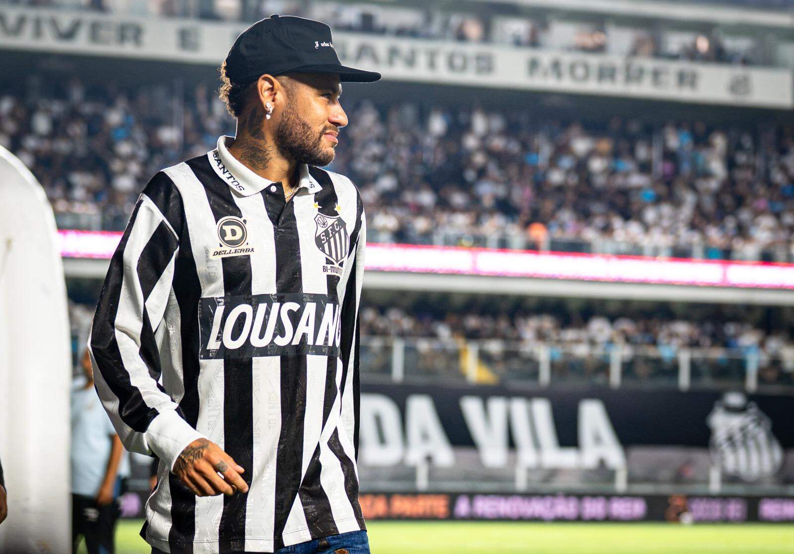 Suspenso, Neymar deu apoio aos companheiros e viu o clássico em um camarote na Vila Belmiro