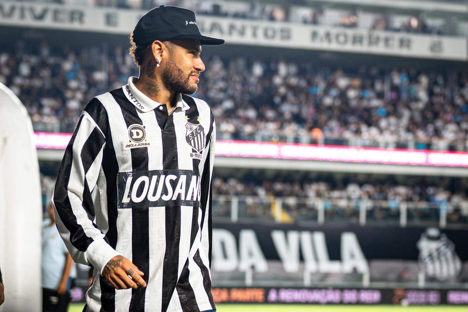 Suspenso, Neymar deu apoio aos companheiros e viu o clássico em um camarote na Vila Belmiro