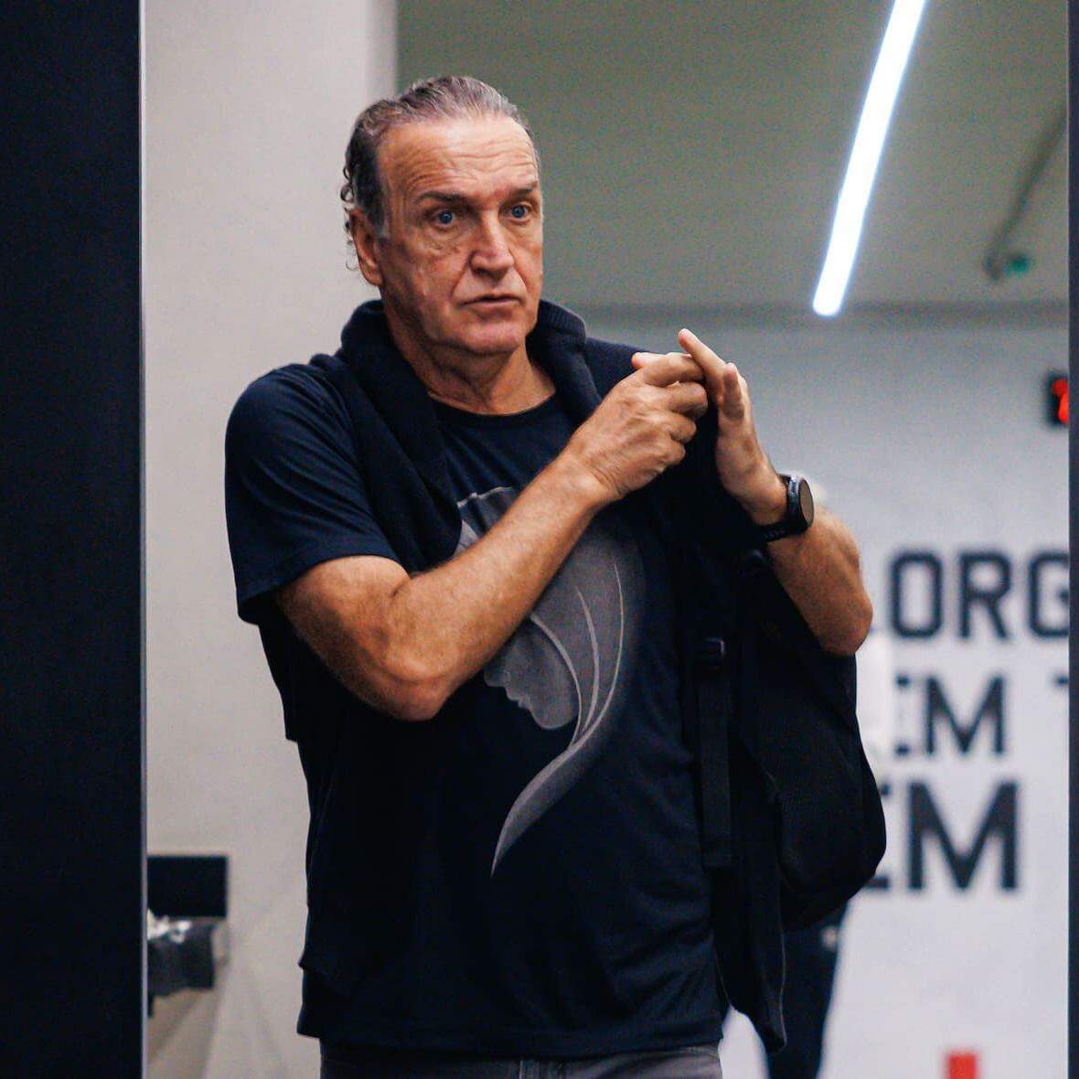 Cuca tem contrato com o Santos até o final da temporada, mas não quis falar sobre a permanência no clube