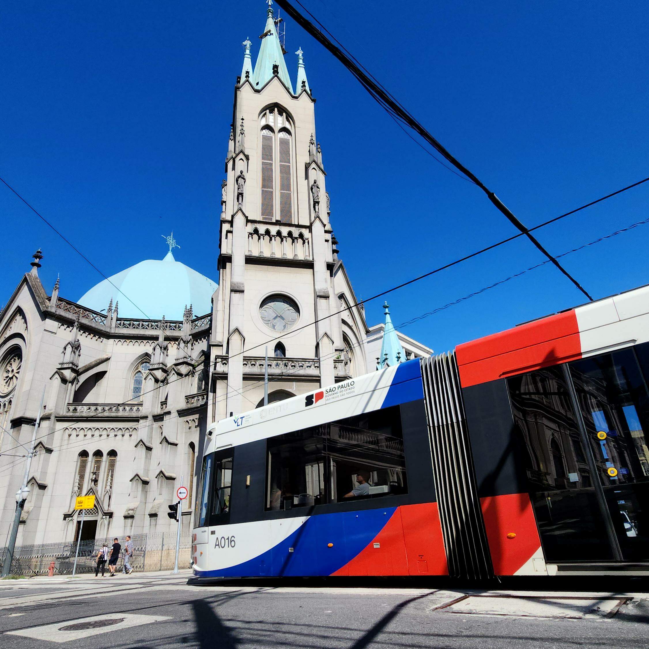Integração entre ônibus, trens, metrôs, VLT (foto) e travessias hidroviárias será um dos temas debatidos