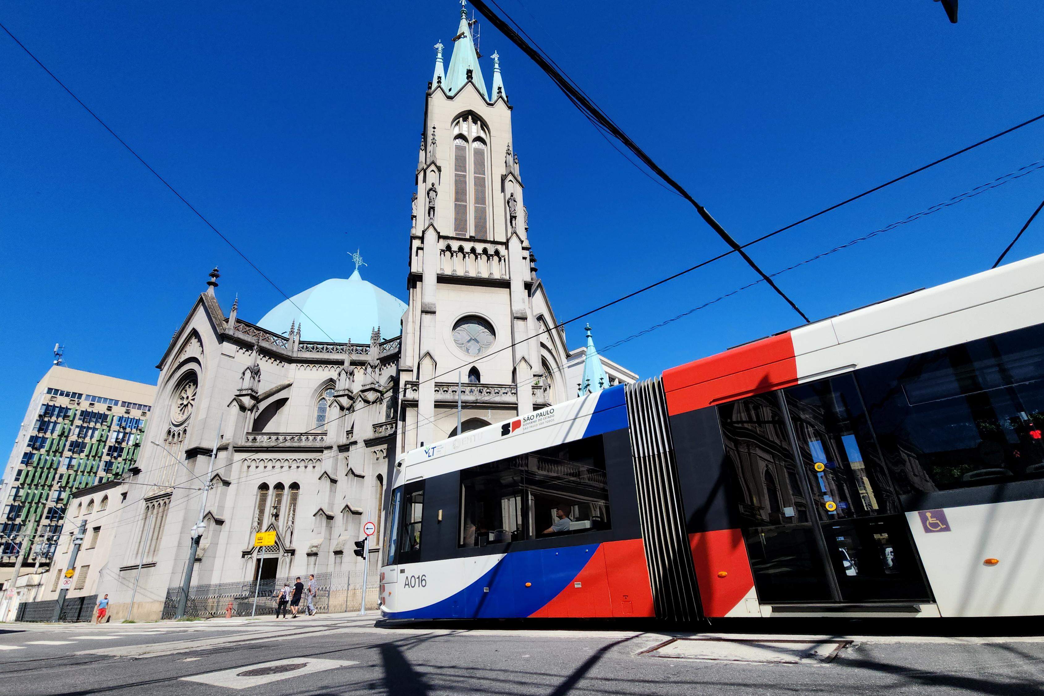 Integração entre ônibus, trens, metrôs, VLT (foto) e travessias hidroviárias será um dos temas debatidos