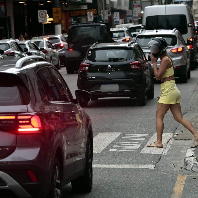 Acidente aconteceu quando a pedestre atravessa a avenida