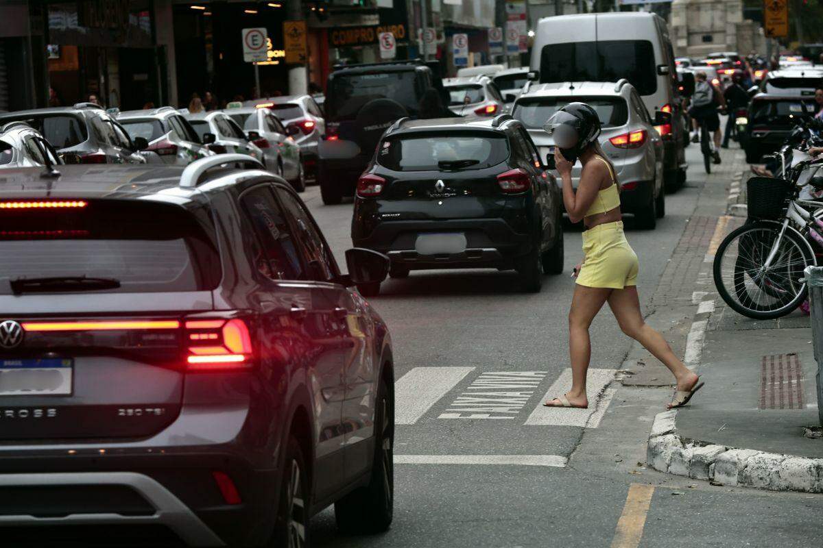 Acidente aconteceu quando a pedestre atravessa a avenida