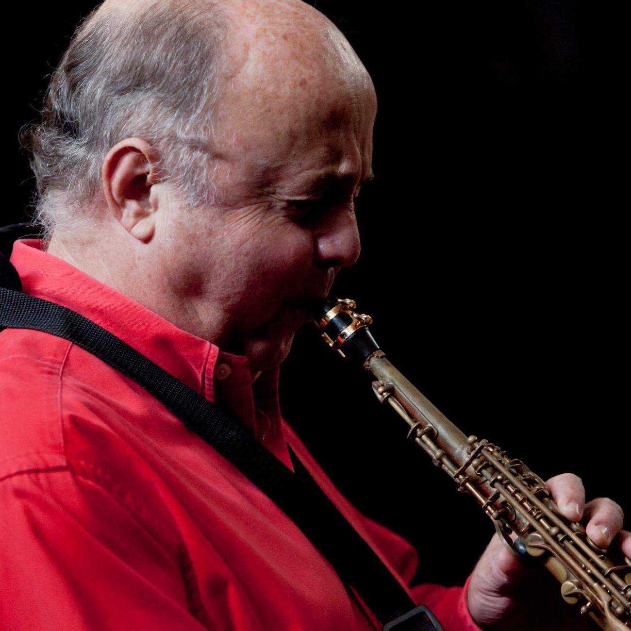 Além de tocar com vários artistas, Sion também é compositor
