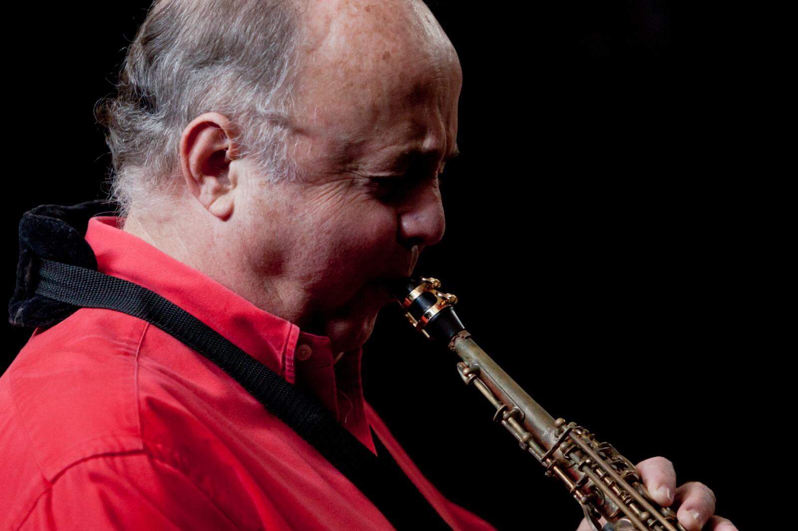 Além de tocar com vários artistas, Sion também é compositor