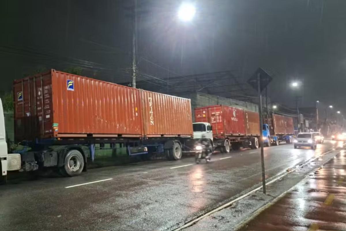 Os contêineres foram recuperados com auxílio de rastreador