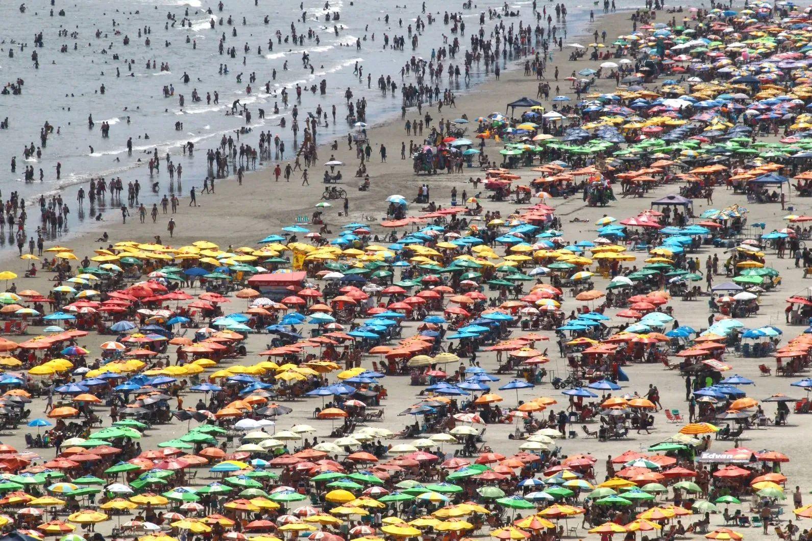 Armas barracas na faixa de areia é infração passível de multa em algumas cidades do Litoral de São Paulo