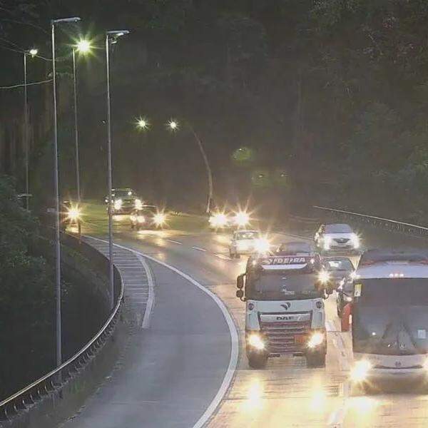 Trecho de serra da Rodovia dos Imigrantes neste domingo (9), às 17h51