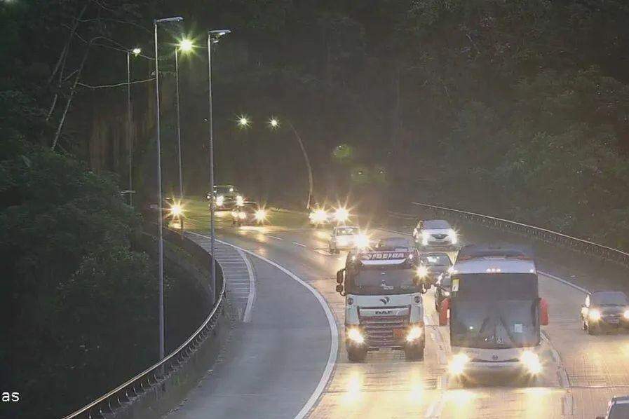 Trecho de serra da Rodovia dos Imigrantes neste domingo (9), às 17h51