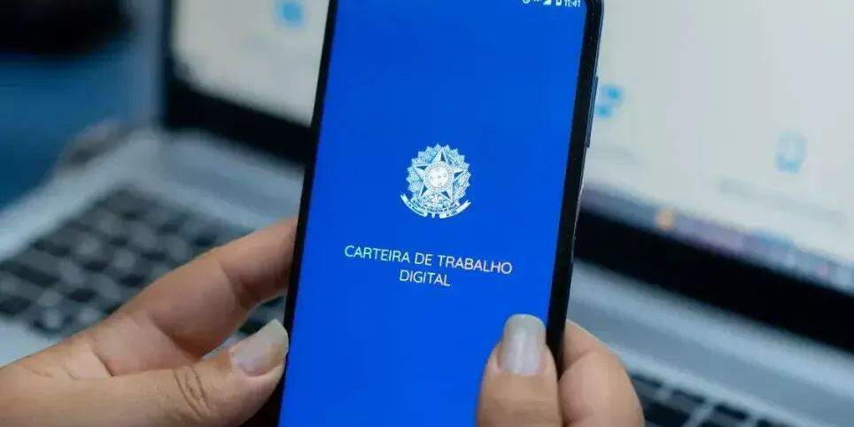 No trimestre encerrado em setembro, a taxa de desemprego registrou a sétima queda seguida e caiu a 8,7%