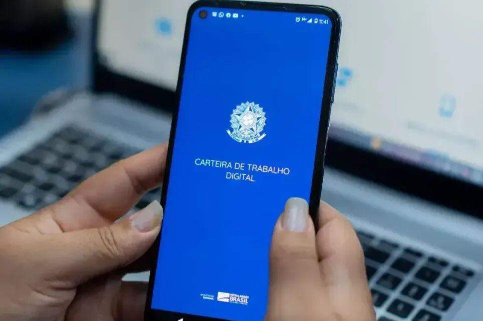 No trimestre encerrado em setembro, a taxa de desemprego registrou a sétima queda seguida e caiu a 8,7%