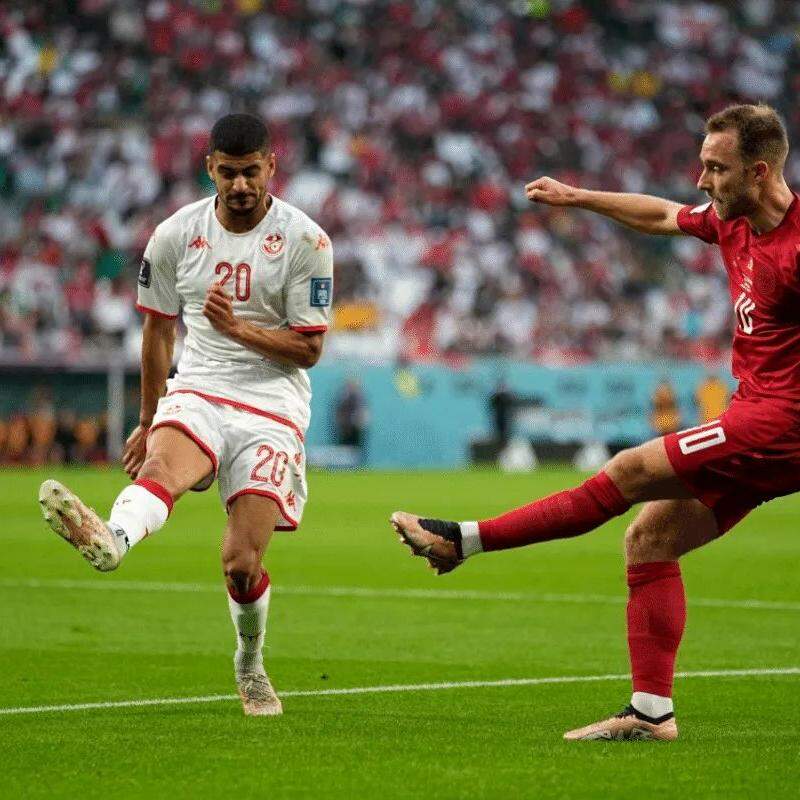 O dinamarquês Christian Eriksen (d) e Mohamed Draeger, da Tunísia, durante a partida válida pelo grupo D da Copa do Mundo 