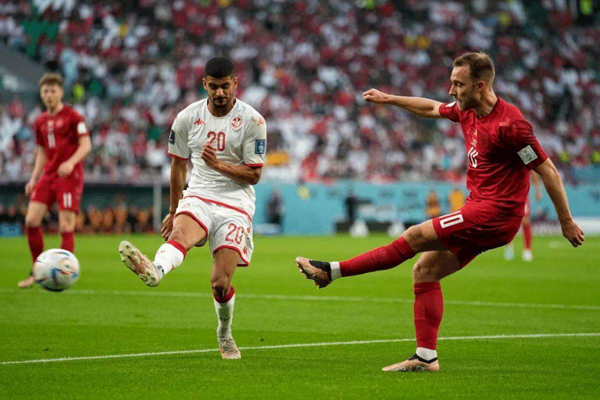 O dinamarquês Christian Eriksen (d) e Mohamed Draeger, da Tunísia, durante a partida válida pelo grupo D da Copa do Mundo 