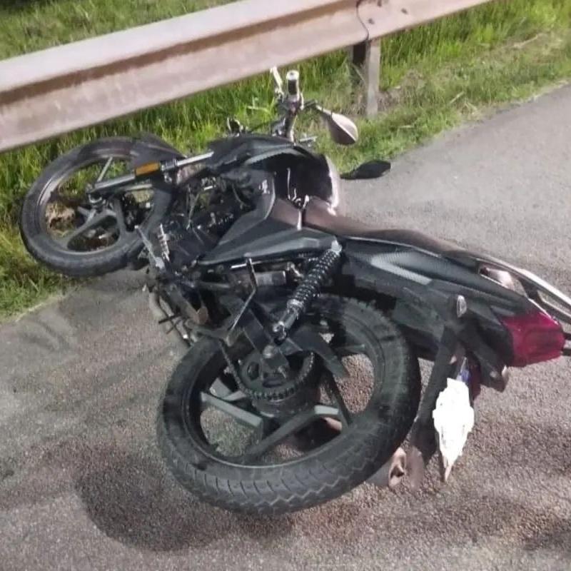 Motociclista faleceu após se chocar contra defensa metálica