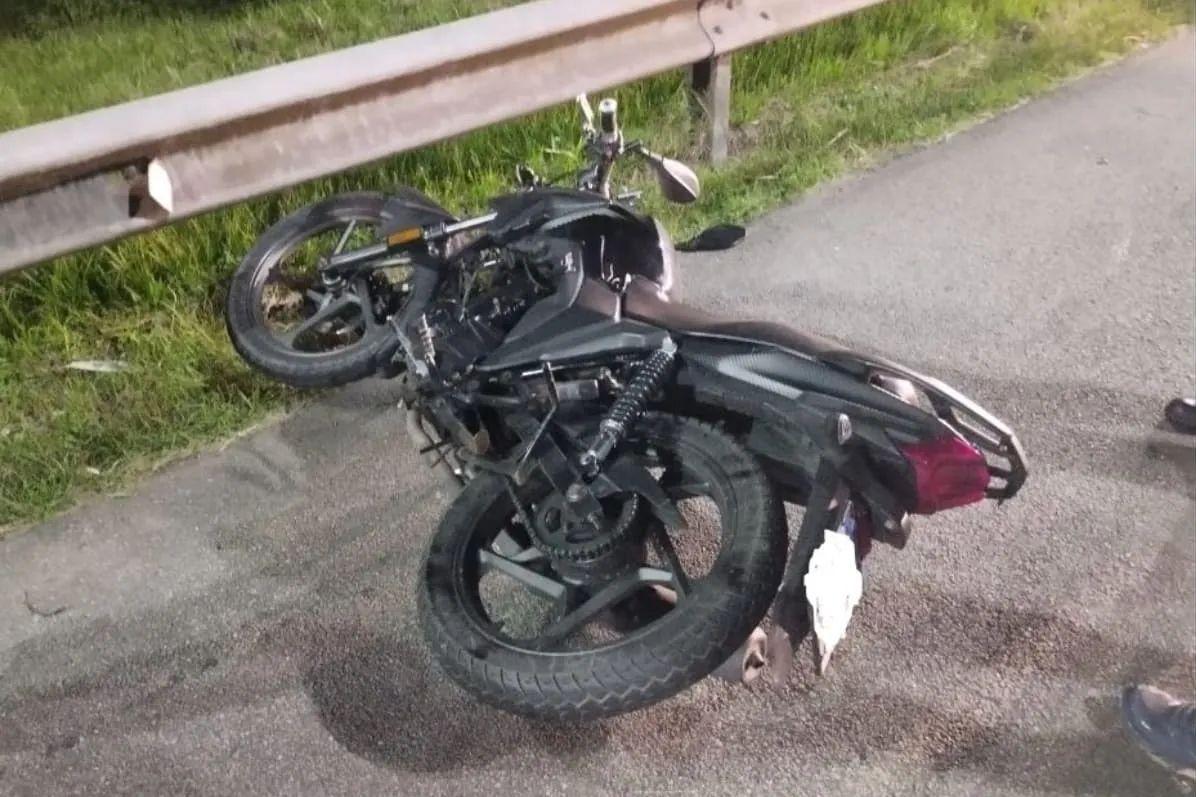 Motociclista faleceu após se chocar contra defensa metálica