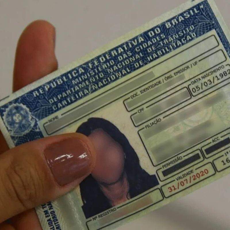 Texto aprovado estabelece suspensão da CNH por 12 meses