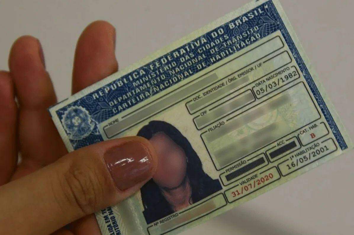 Texto aprovado estabelece suspensão da CNH por 12 meses
