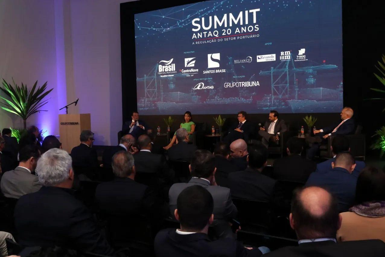 Os palestrantes do primeiro debate do Summit em homenagem aos 20 anos da Antaq