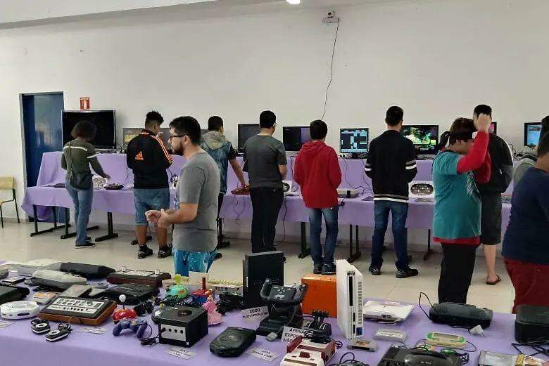 Exposição de videogames de várias épocas: atração para o 'jogador raiz'