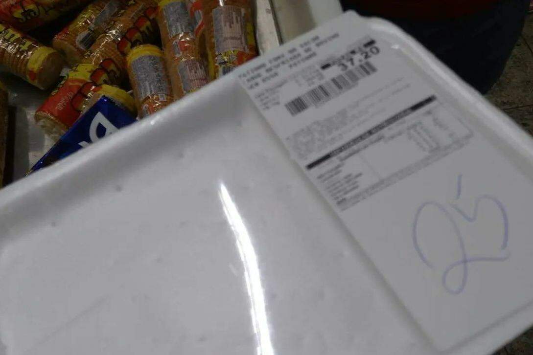  A carne não era entregue aos clientes, que só tinham acesso a uma bandeja vazia até pagar a compra 
