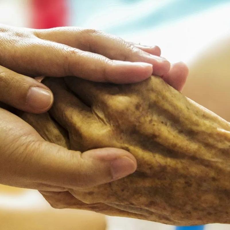 Tribuna Livre: O drama silencioso de quem cuida de idoso