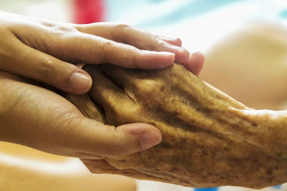 Tribuna Livre: O drama silencioso de quem cuida de idoso