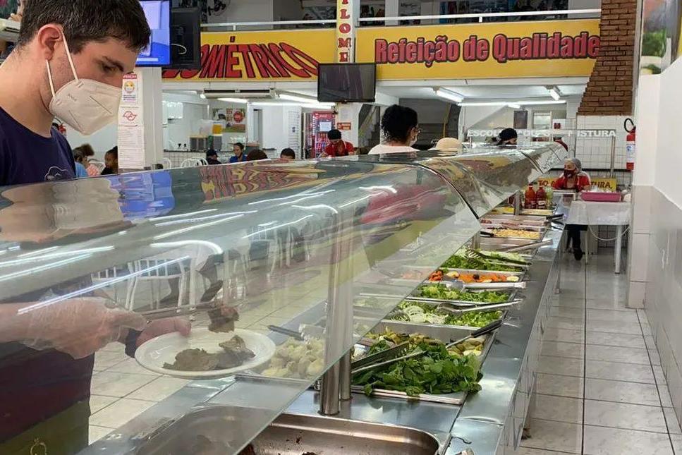   A Tribuna entrevistou proprietários e gerentes de restaurantes a quilo do Centro de Santos, que reclamaram sobre preços da proteína  