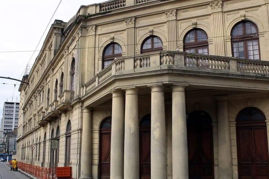  Com andamento atrasado, Prefeitura de Santos determina retomada de obras no Teatro Coliseu 