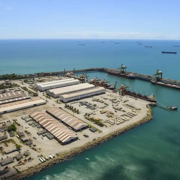 Nova taxa seria adotada nos portos de Praia Mole e Tubarão, mas acabou suspensa pela Antaq; Vports fala em reequíbrio da divisão de custos