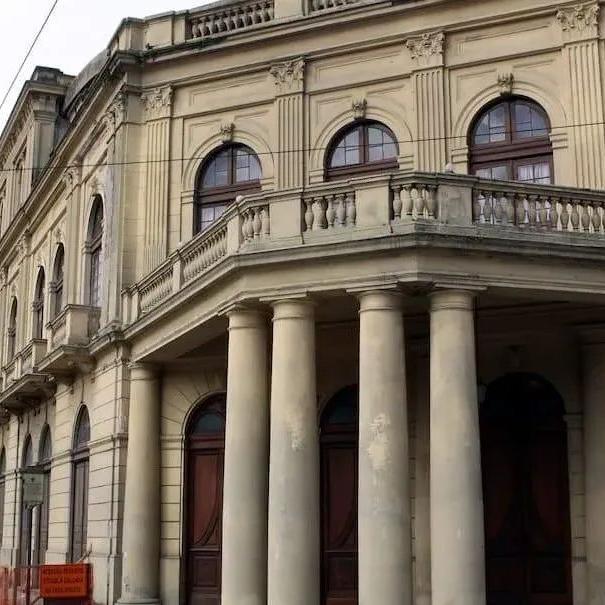 Após seis anos, finalmente a calçada lateral do museu, na Rua Braz Cubas, deve ser liberada aos pedestres