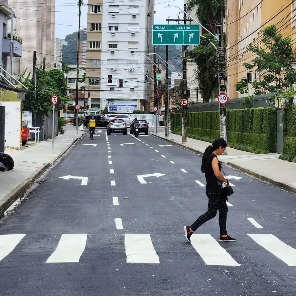 Rua Goiás com Avenida Ana Costa, no Gonzaga, em Santos