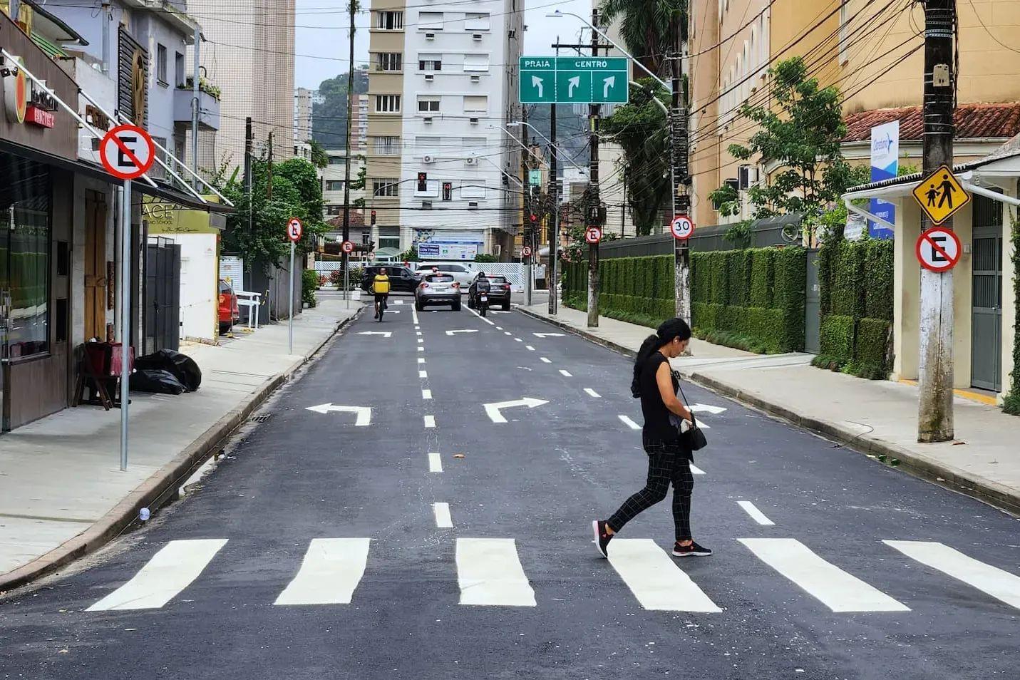 Rua Goiás com Avenida Ana Costa, no Gonzaga, em Santos
