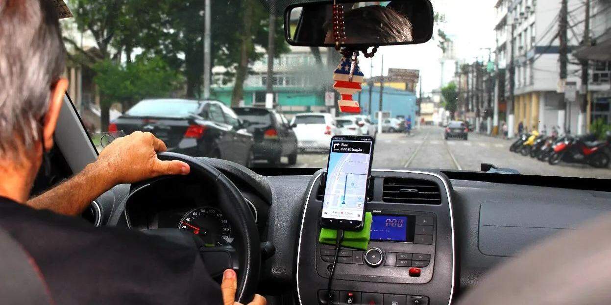 Linha de crédito vai atender motoristas de Uber e taxistas na Baixada Santista e no resto do Brasil