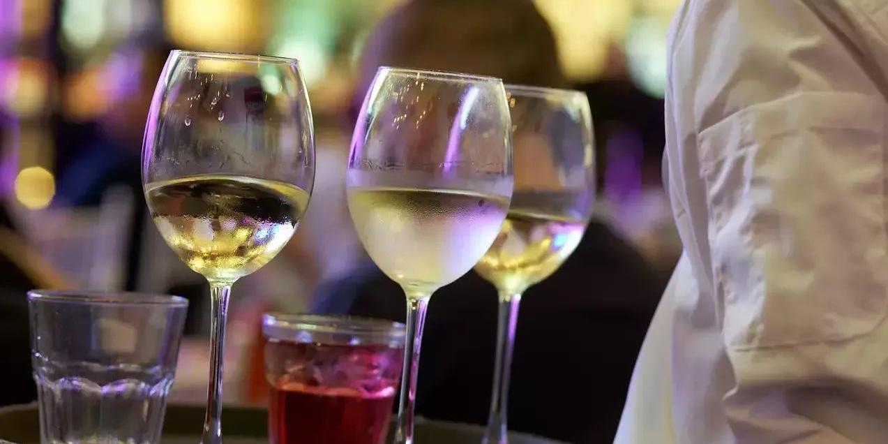 Segundo uma pesquisa realizada pelo Sinhores com membros da própria entidade, a procura por garçons é constante