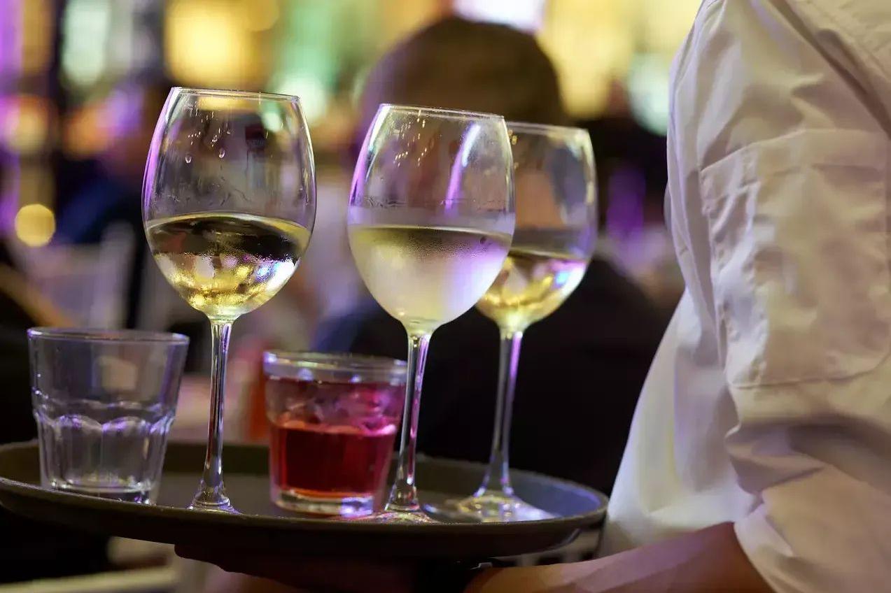 Segundo uma pesquisa realizada pelo Sinhores com membros da própria entidade, a procura por garçons é constante