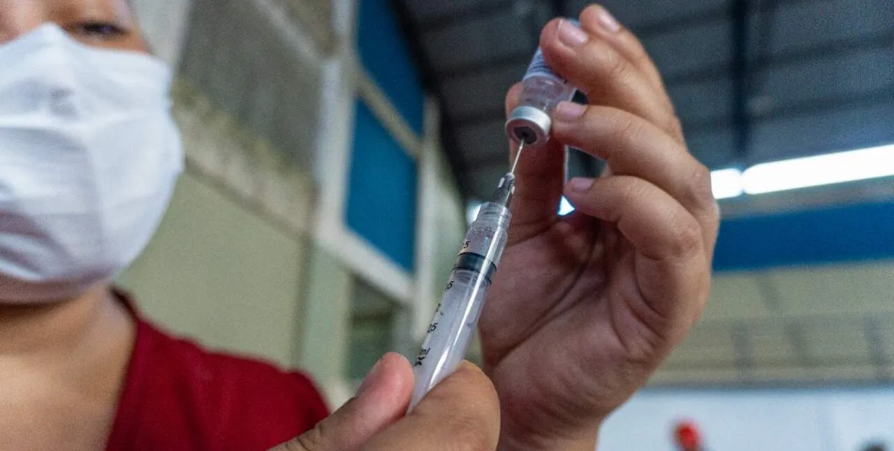  Mais de 80% da população já tomou ao menos uma dose da vacina, ou vacina de dose única. 