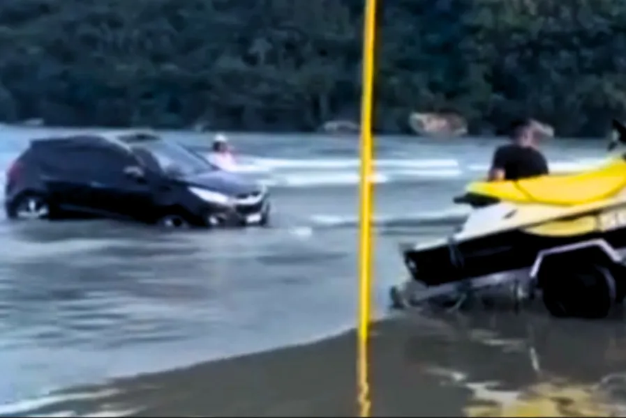 O homem parou carro para coletar moto aquática e não percebeu o aumento da maré
