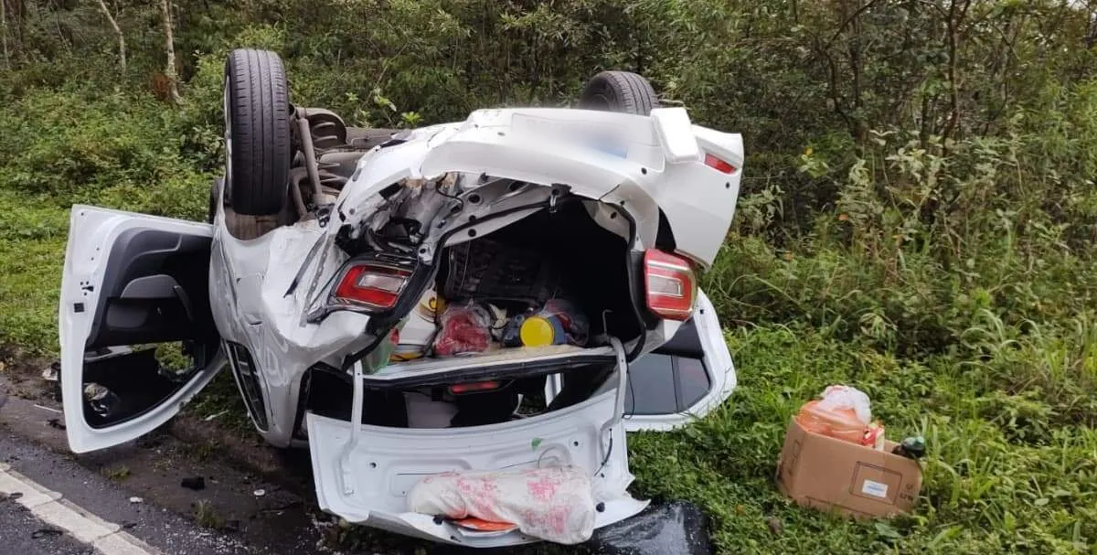  Carro capota após mureta na rodovia Mogi-Bertioga 