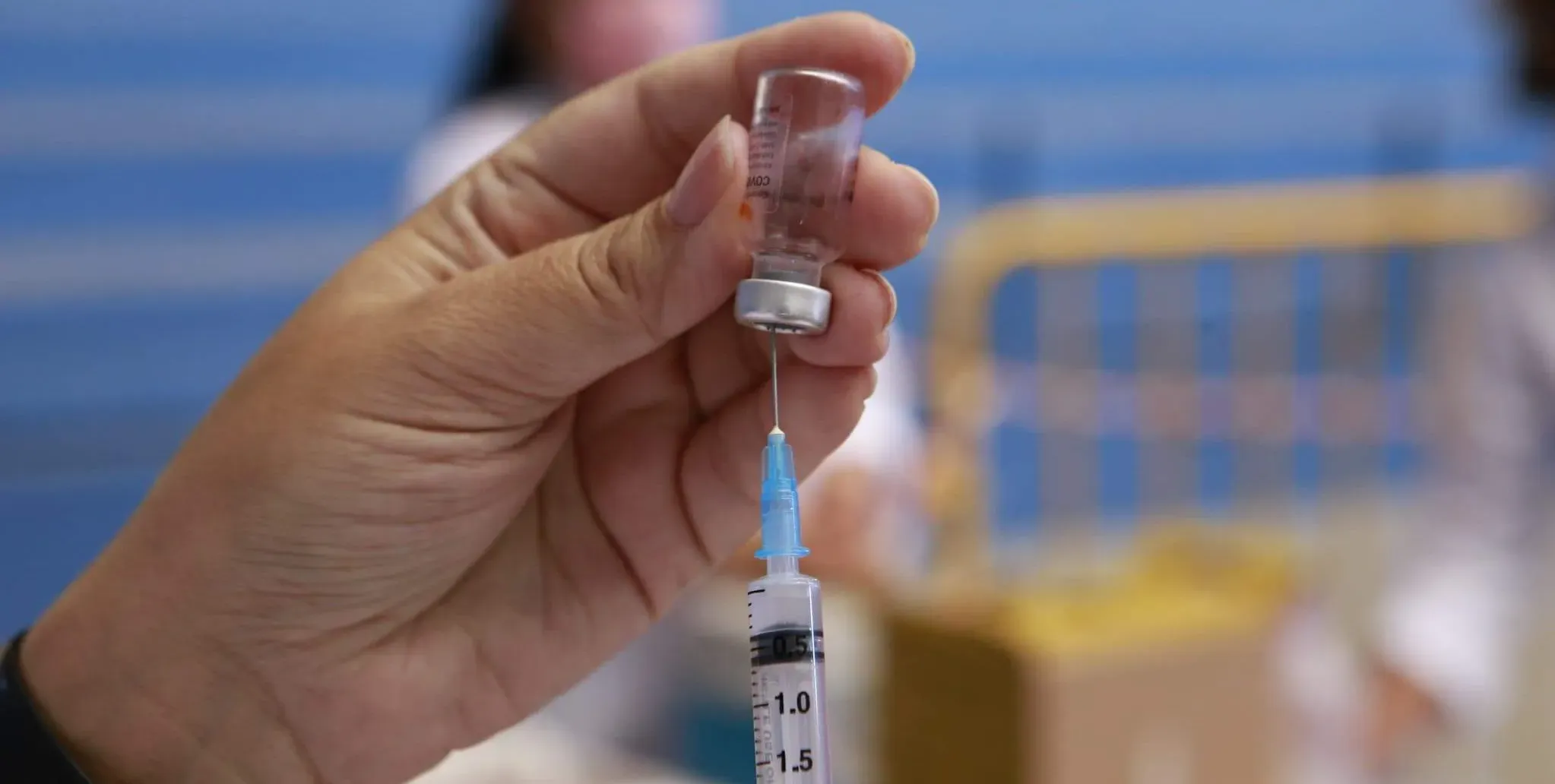  Cubatão inicia a vacinação de pessoas com 24 anos contra a covid-19 neste sábado 