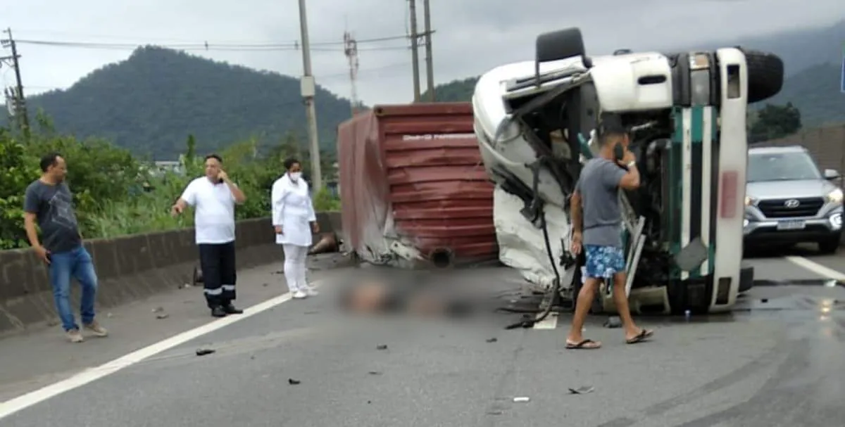  Carreta tomba, bate em mureta e motorista morre em Cubatão 