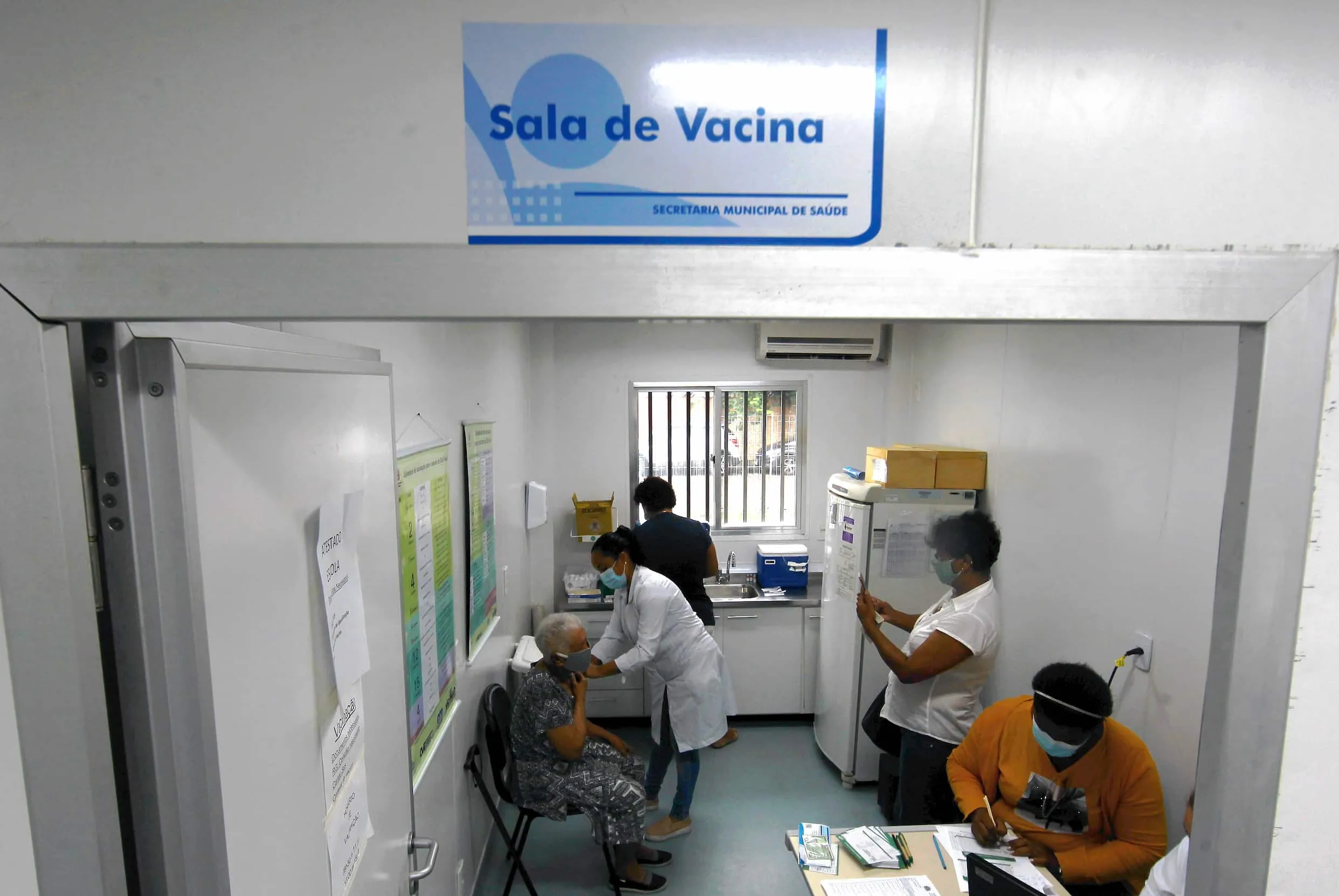 Moradores relatam dificuldade de conseguir se vacinar nos postos de vacinação da cidade