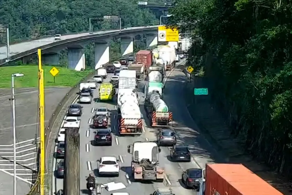 Acidente no km 57 da Rodovia Imigrantes deixou trânsito lento na estrada