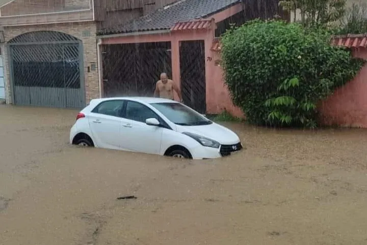 Nível da água chegou a quase encobrir um carro em Cubatão