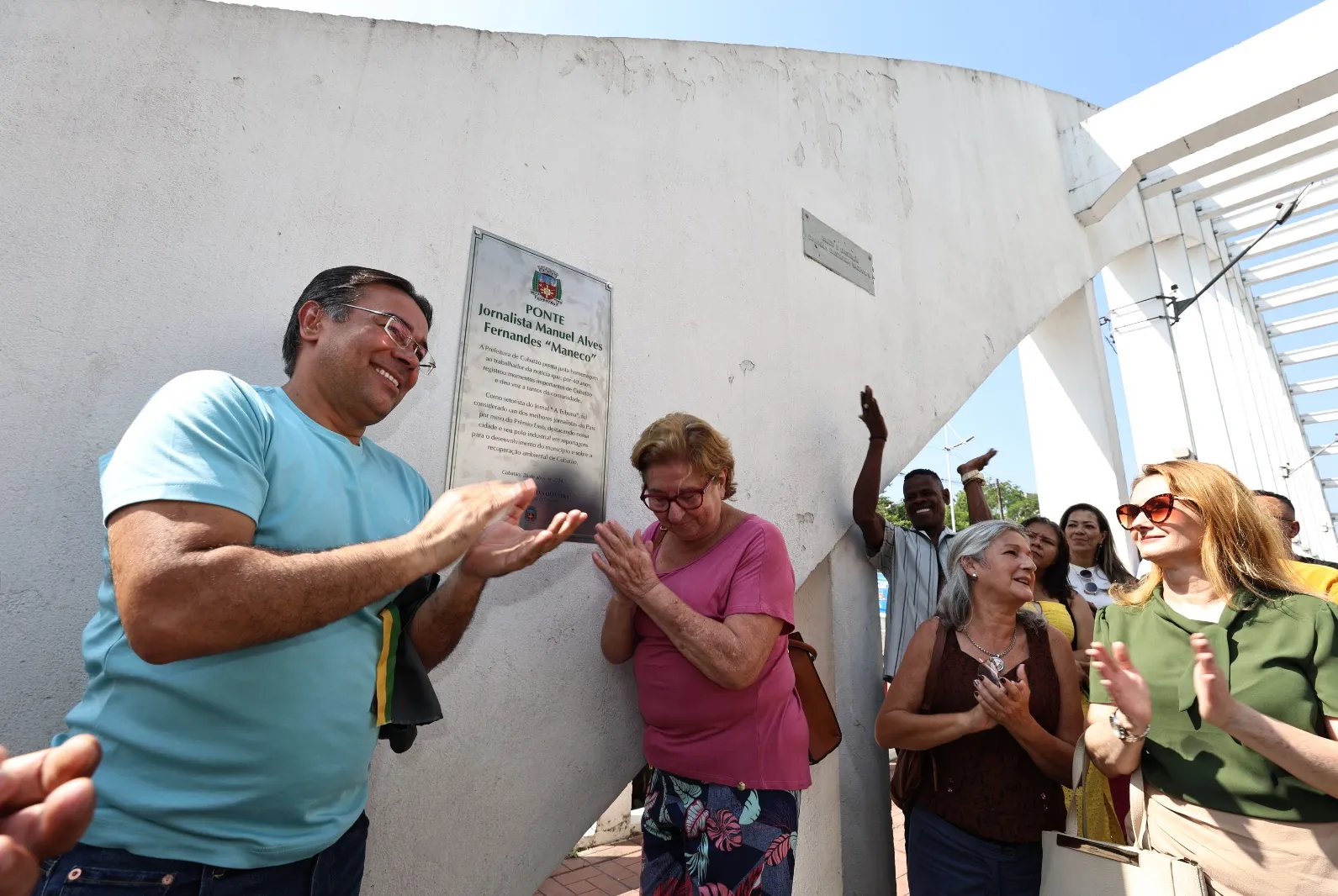 A placa foi descerrada pelo prefeito Ademário Oliveira (PSDB) e pela viúva de Maneco, Kátia Giulietti