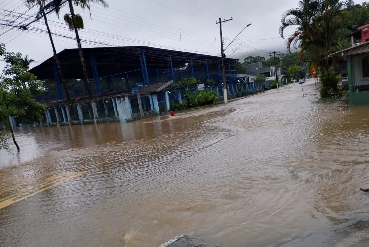 Ruas do bairro Caruara ficaram debaixo d'água após forte temporal nesta quinta-feira